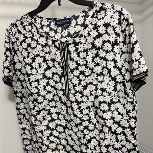 Jones New York Black and White Floral Short Sleeve Tee